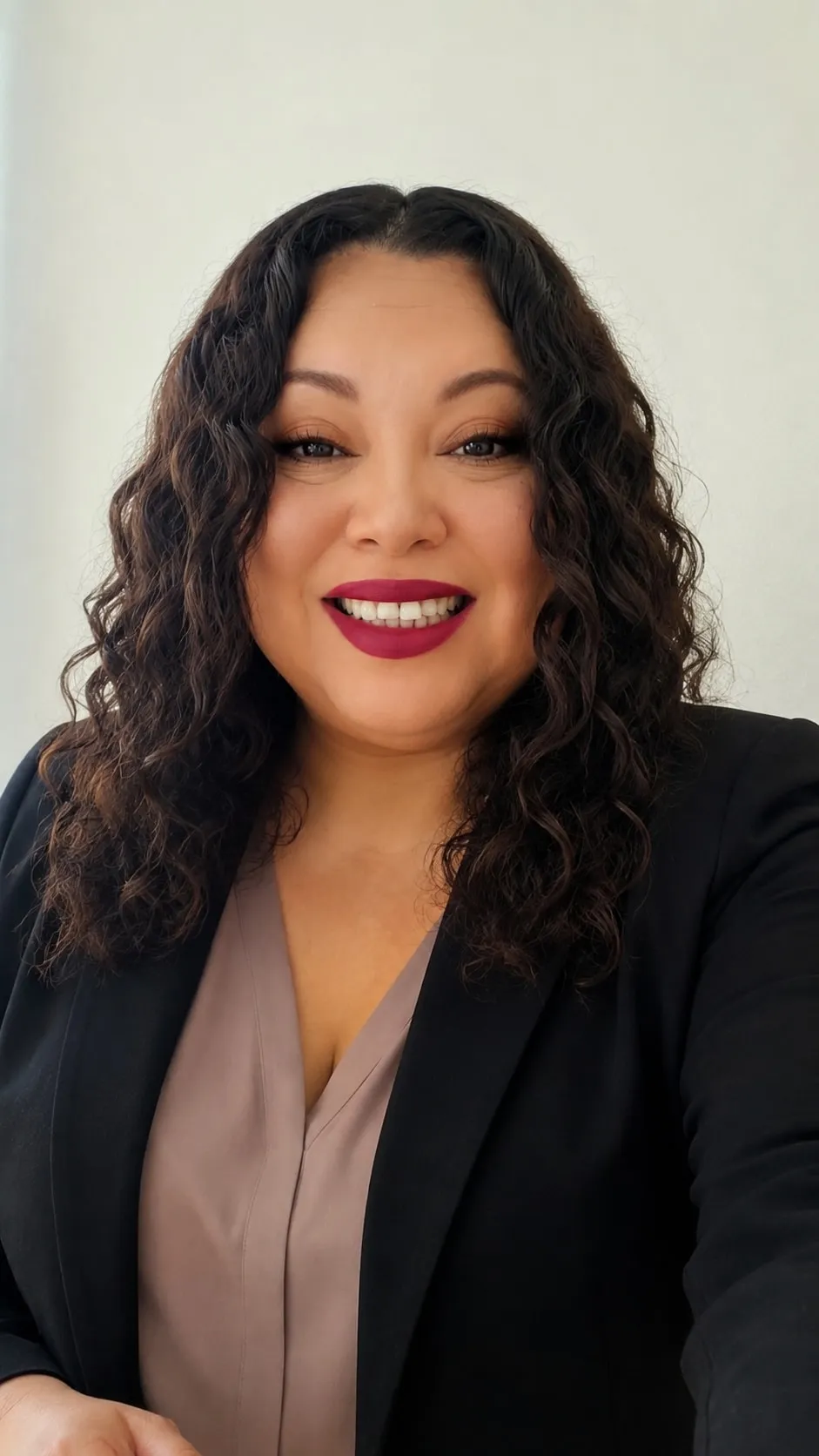 Retrato de Carolina Jeneral, con blazer negro, sonriendo.